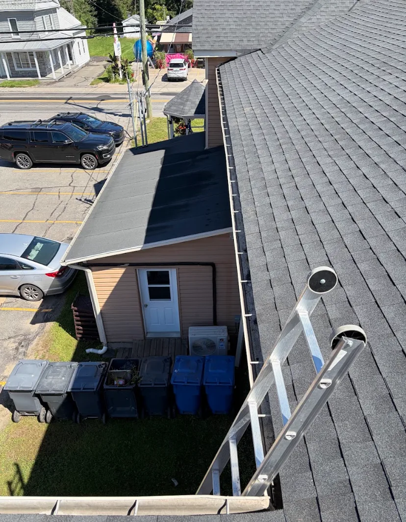 Vue en hauteur des gouttières d’un bâtiment
