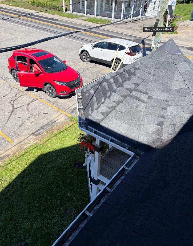 Vue en hauteur d’une gouttière et d’une toiture lors d’un chantier FPMS