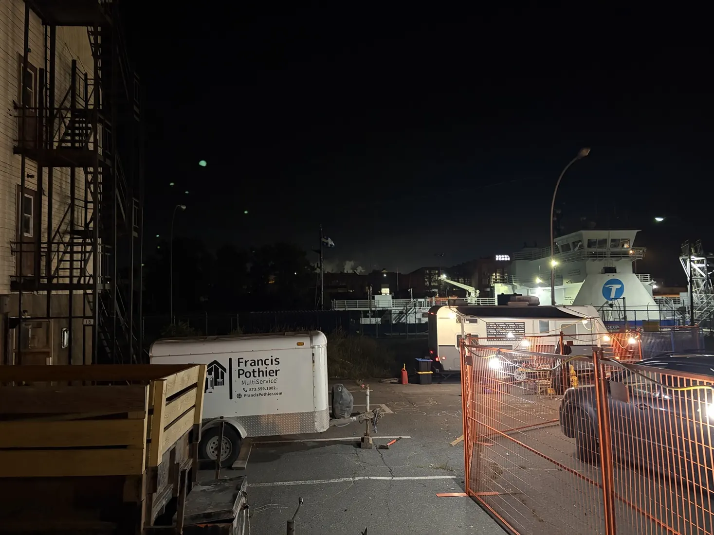 Remorque FPMS et équipement dans une aire de chantier éclairée