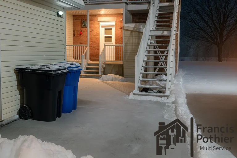 Escaliers et accès d’un immeuble résidentiel en hiver