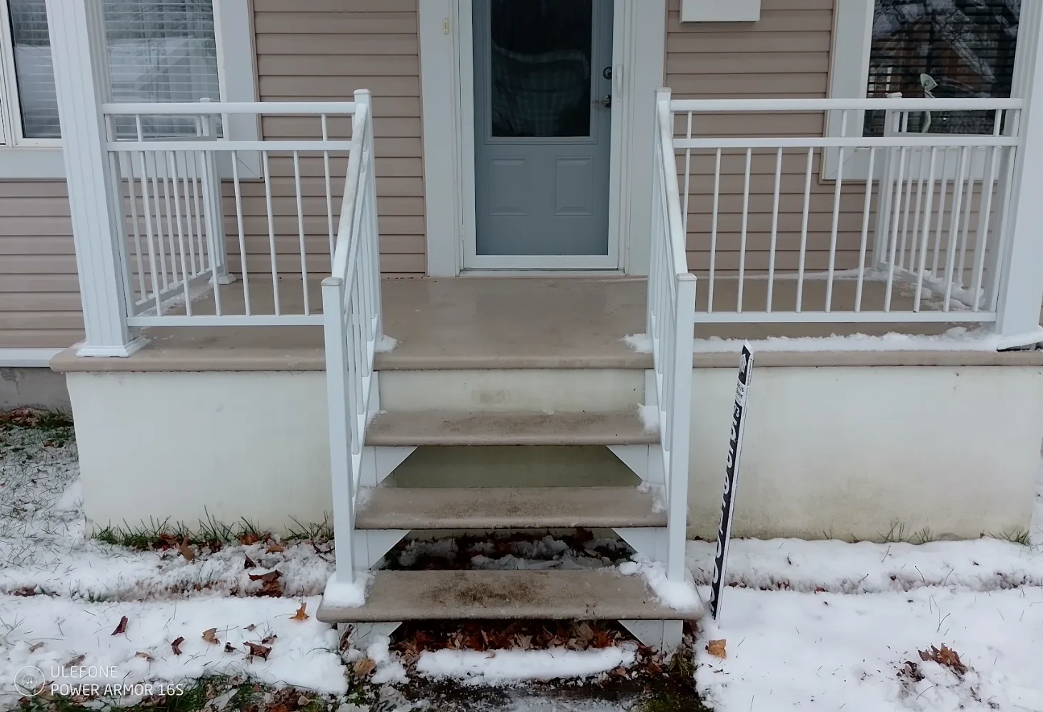 Perron et marches de maison dégagés après une chute de neige