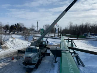 Grue utilisée pour une intervention de déneigement de toiture à Québec