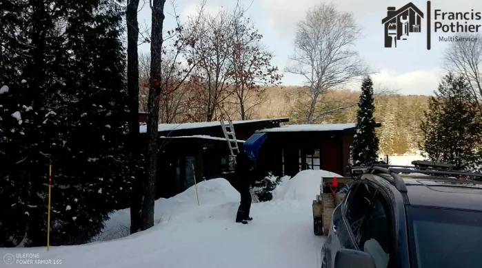 Intervention de déneigement sur une toiture enneigée