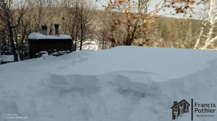 Neige dégagée en sections sur une toiture