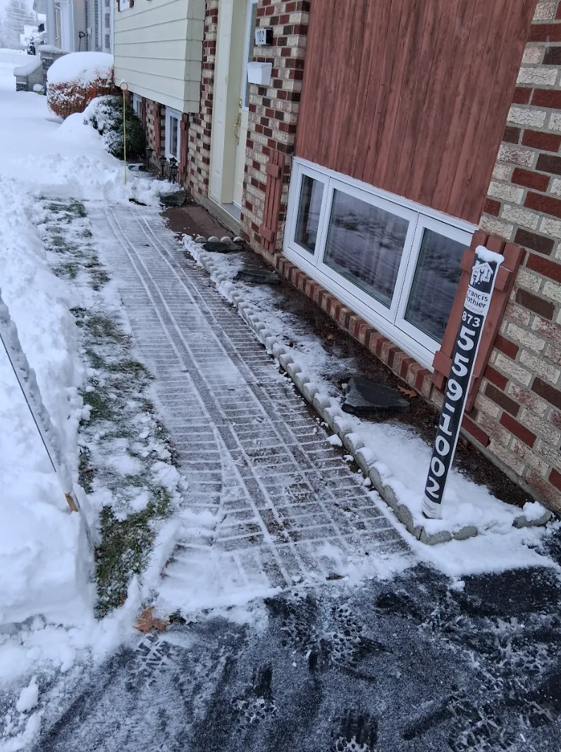 Trottoir en pavés dégagé devant une résidence à Shawinigan