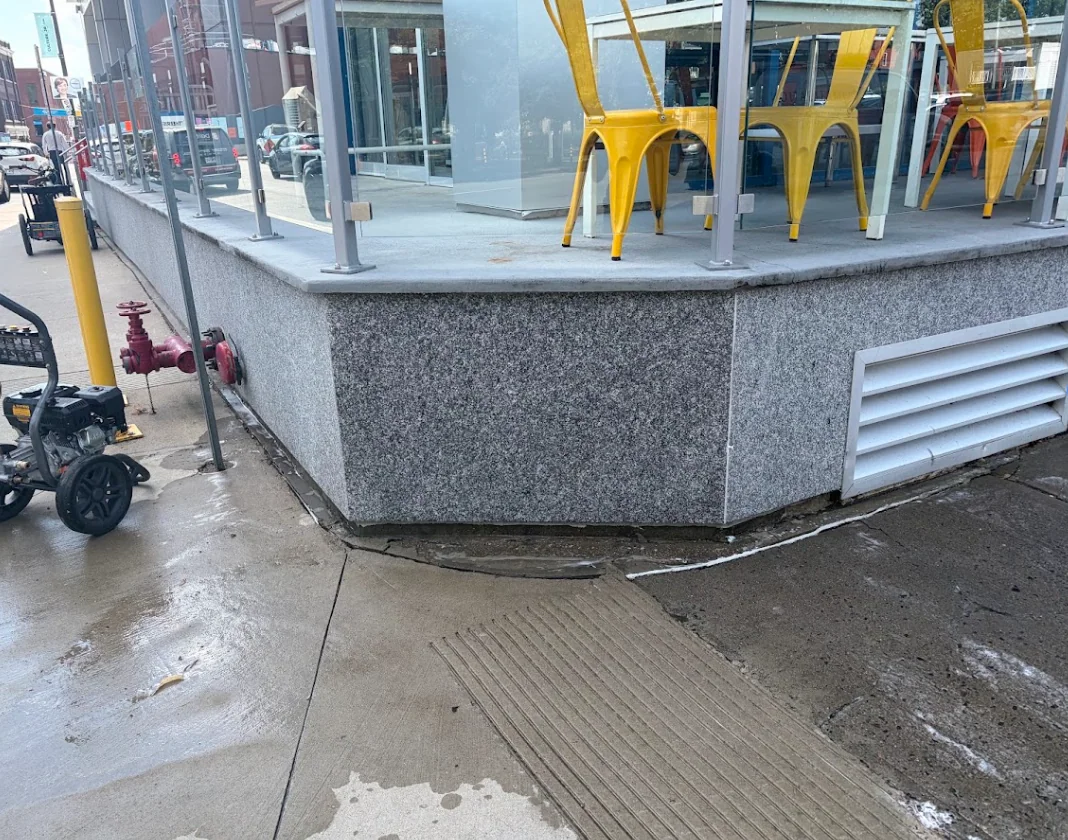 Revêtement de granite nettoyé après intervention à Trois-Rivières