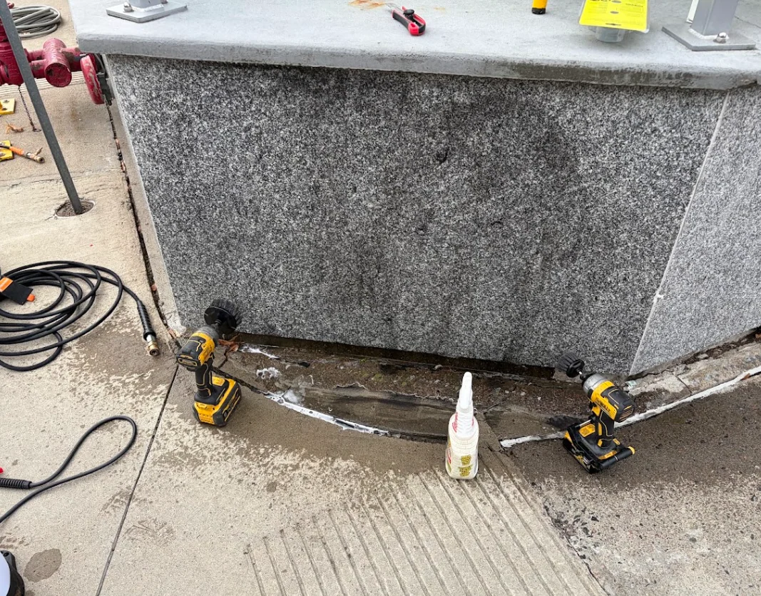Équipement et intervention de retrait de graffiti sur granite
