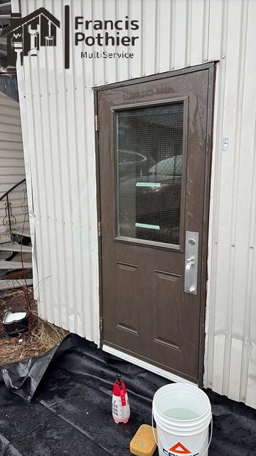 Porte brune nettoyée après intervention à Shawinigan